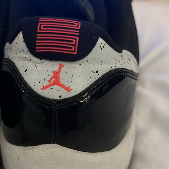 mens used jordans black and white and red in men’s 11- no box - Picture 3 of 9